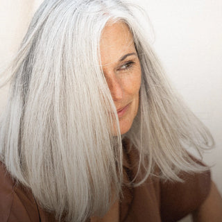 Eine Frau mit langen weißen Haaren.