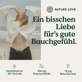 Eine Frau steht an einem Strand, umgeben von der Schönheit der Hericium Erinaceus Kapseln von Nature Love.