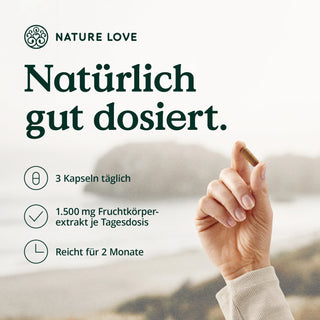 Eine Frau hält eine Flasche Nature Love hoch, die Hericium Erinaceus Kapseln enthält, eine starke Quelle für Polysaccharid und Beta-Glucan.