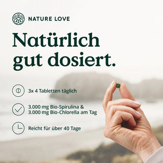 Eine Frau hält ein Nature Love-Tablet in der Hand, auf dem das Schlüsselwort „Nature Love“ und das Wort „Algen“ zu sehen sind.