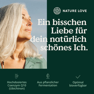 Eine Frau steht vor einem grünen Hintergrund mit der Aufschrift „Nature Love“. Dieses Foto unterstreicht das Konzept von Nature Love, indem es die Essenz von Umweltfreundlichkeit und Umweltverbundenheit einfängt und gleichzeitig Coenzym Q10 Kapseln von Nature Love präsentiert.