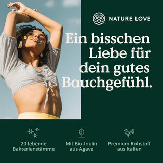 Eine Frau posiert vor einem Poster mit der Aufschrift „Nature Love“ und Nature Love Probiona Kulturen Komplex Kapseln.