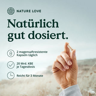 Eine Frau hält ein Tablet mit der Aufschrift „Nature Love“ und „Probiona Kulturen Komplex Kapseln“ in der Hand.