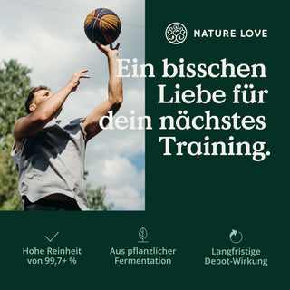 Ein Mann hält einen Basketball, während er die Kraft der Natur umarmt und seinen Körper trainiert, angetrieben durch die essentiellen Aminosäuren L-Citrullin und Nature Love's L-Arginin Base Kapseln.