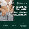 Eine Frau im Bikini steht vor einem Schild mit der Aufschrift „Nature Love Bio Bittertropfen ohne Alkohol“.