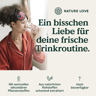 Eine Frau trinkt Bio-Grapefruit-Tropfenextrakt aus einer Flasche mit der Aufschrift „Nature Love“ und „Bio-Qualität“.