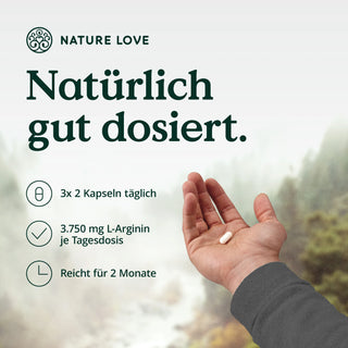 Eine Hand hält eine Tablette mit der Aufschrift „Nature Love L-Arginin HCL Kapseln“.