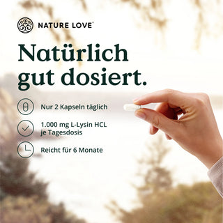 Eine Frau hält eine Tablette mit der Aufschrift „Nature Love“ in der Hand und fördert den Stressabbau durch die Verwendung von L-Lysin-Kapseln.