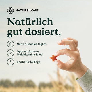 Ein Kind hält einen Stern mit der Aufschrift „Nature Love Multivitamin Gummies für Kinder“ hoch und verdeutlicht damit die Bedeutung einer vitaminreichen Ernährung für die Stärkung des Immunsystems.