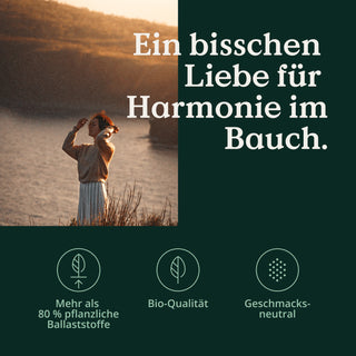 Ein Bild einer Frau auf einem Feld mit der Aufschrift „die liebe für harmonie im bach“, die für das Bio Akazienfaser Pulver von Nature Love wirbt.