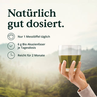 Eine Frau hält eine Tasse Tee mit der Aufschrift „Nature Love Bio Akazienfaser Pulver“ in der Hand und betont die Bio-Qualität.