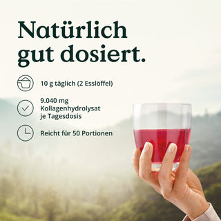 Hand hält ein Glas roter Flüssigkeit mit deutschem Text, der die natürliche Dosierung von Nature Love Premium Collagenpulver und bioaktives Kollagen als Hauptbestandteile hervorhebt, vor einer malerischen Kulisse.