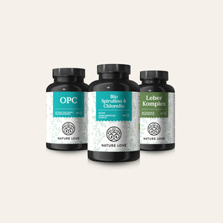 Drei Fühl-dich-neu-Set-Flaschen mit den Aufschriften OPC, Bio Spirulina & Chlorella und Leber Komplex von Nature Love auf weißem Hintergrund.