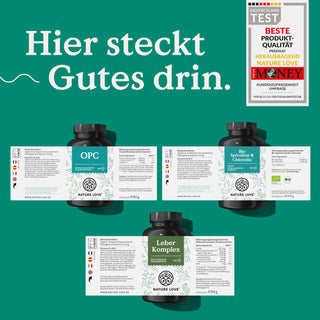 Vier Gläser des Nature Love Fühl-dich-neu-Sets ergänzen sich mit detaillierten Etiketten auf blaugrünem Hintergrund und dem deutschen Slogan „Hier steckt gutes drin“.