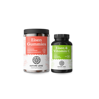 Zwei „Nature Love Eisen“-Flaschen aus dem Familienset stehen nebeneinander vor einem schlichten weißen Hintergrund; auf der einen steht „Eisen Gummies“, auf der anderen „Eisen & Vitamin C“.