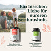 Ein Mann reicht einem Kind im Freien einen Apfel. Nachfolgend finden Sie die Eisen - Family-Set Produkte von Nature Love für Kinder und Erwachsene, mit deutschen Beschreibungen.