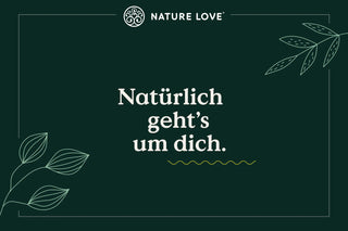 Eine dunkelgrüne Grafik mit dem Nature Love-Logo, umrandeten Blättern und dem deutschen Text „Natürlich geht’s um dich.“ wird durch eine gelbe Wellenlinie darunter hervorgehoben. Dieses stilvolle Design eignet sich perfekt zur Präsentation des Nature Love-Geschenkgutscheins.