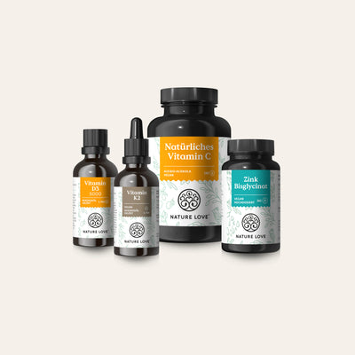 Flaschen aus dem Immun-Sorglos-Set von Nature Love mit Nahrungsergänzungsmitteln wie Vitamin D3, Vitamin K2, immunsystemstärkendem natürlichem Vitamin C und Zinkbisglycinat sind vor einem neutralen Hintergrund angeordnet.