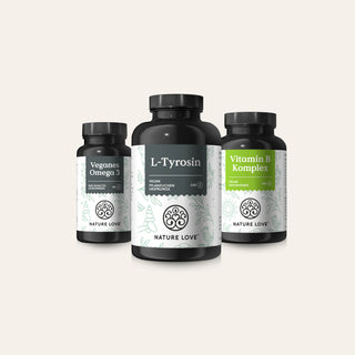 Drei Flaschen im Kluges-Köpfchen-Set mit den Aufschriften „Veganes Omega 3“, „L-Tyrosin“ und „Vitamin B Komplex“ von Nature Love im grün-weißen Design.