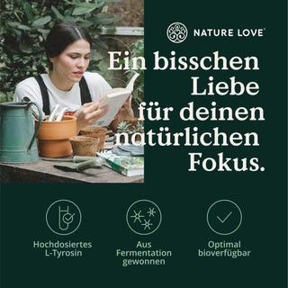 Eine Frau liest in einem ruhigen Garten Nature Love L-Tyrosin Kapseln.