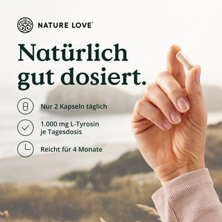 Eine Frau hält eine Tafel mit der Aufschrift „Nature Love“ in der Hand, die ihre Wertschätzung für die Schönheit der Natur und ihre L-Tyrosin-Kapseln zum Ausdruck bringt.