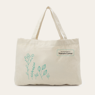 Der Jutebeutel "Nature Love" ist eine beigefarbene Tragetasche aus Segeltuch mit grünen Pflanzenillustrationen und einem Etikett mit der Aufschrift "This bag belongs to a Nature Lover".