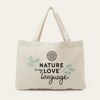 Der Jutebeutel von Nature Love ist eine beigefarbene Canvas-Tasche mit zwei Henkeln, auf deren Vorderseite ein Vogel, Blätter und "Nature is my love language" aufgedruckt sind.