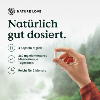 Eine Frau hält eine Tablette mit der Aufschrift „Nature Love“ in der Hand, die die Bioverfügbarkeit von Magnesium (Tri-Magnesium Dicitrat) Kapseln betont.