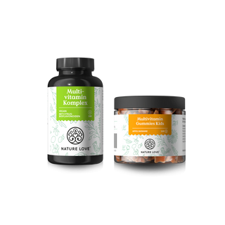 Das Nature Love's Multivitamin - Family-Set enthält zwei Produkte mit gemusterten weißen Etiketten: eine Flasche und ein Glas, die für alle Altersgruppen geeignet sind.