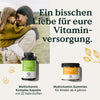 Eine Frau hält im Freien ein lächelndes Kind im Arm. Entdecken Sie „Multivitamin – Familienset“ von Nature Love: Kapseln mit 20 Nährstoffen und Gummibärchen für Kinder ab 4 Jahren, beides in Nature-Love-Verpackungen.