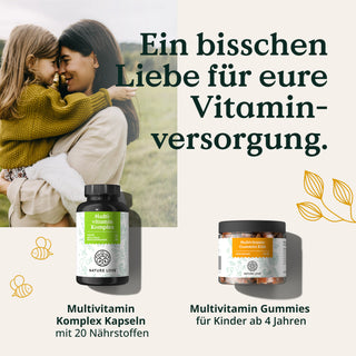 Eine Frau hält ein Kind im Freien. Der Text wirbt für das Nature Love Multivitamin - Family-Set, das Kapseln für Erwachsene und Gummibärchen für Kinder enthält, wobei beide Flaschen unten abgebildet sind.