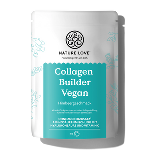Vor einem hellen Hintergrund ist ein weiß-türkisfarbener Beutel mit der Aufschrift „Nature Love Collagen Builder Vegan Pulver“ zu sehen, der Himbeergeschmack, Hyaluronsäure und Vitamin C enthält und eine vegane Kollagen-Alternative mit optimiertem Aminosäureprofil bietet.