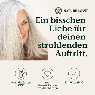Eine Frau mit grauen Haaren zeigt ihre Liebe zu OPC Traubenkernextrakt Kapseln von Nature Love.