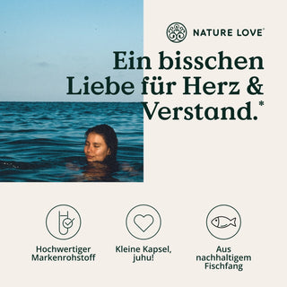 Eine Frau schwimmt im Meer, umgeben von der natürlichen Schönheit der Umgebung. Ihre Liebe zur Natur inspiriert sie, während sie in die erfrischenden Gewässer eintaucht. In der Zwischenzeit bereichern die AlaskOmega® Kapseln von Nature Love ihr Erlebnis mit seinen wertvollen Omega-3-Fettsäuren.