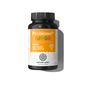 Auf einem schlichten hellen Hintergrund ist eine schwarze Flasche mit der Aufschrift „Probiona® Junior Pulver“ von Nature Love zu sehen, die mit einem veganen Waldbeeren-Geschmack versehen ist und 30 Kapseln „Probiotika Kinder Bakterienkulturen Pulver“ enthält.
