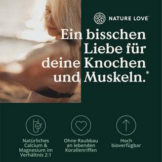 Eine Frau im Bikini, geschmückt mit Nature Love Sango Meereskoralle Kapseln, die sowohl die Schönheit der Natur als auch ihre Liebe zum Meer ausstrahlen.