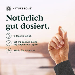 Eine Frau hält eine Tafel mit der Aufschrift „Nature Love“ und Sango Meereskoralle Kapseln in der Hand.