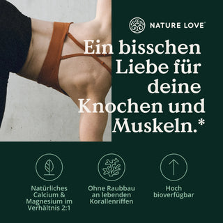 Eine Frau im Bikini umarmt die Schönheit von Sango Meereskoralle Pulver von Nature Love.