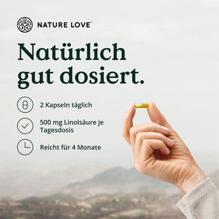 Eine Frau hält eine Tablette mit dem Produkt „Bio Schwarzkümmelöl Kapseln“ und dem Markennamen „Nature Love“.