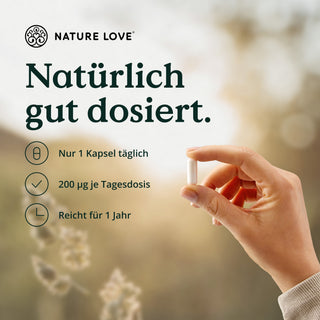 Eine Frau hält eine Tablette mit dem Markennamen Nature Love und dem Produktnamen Selen Komplex Kapseln in der Hand, die auf die Bedeutung von Selen für einen gesunden Hormonhaushalt und Schilddrüse wirbt.