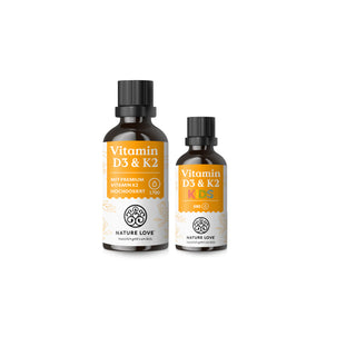 Zwei Flaschen „Nature Love Vitamin D3 & K2 – Familienset“ – eine für Erwachsene und eine für Kinder – mit schwarzen Verschlüssen und gelb-orangefarbenen Etiketten stehen nebeneinander auf weißem Hintergrund.