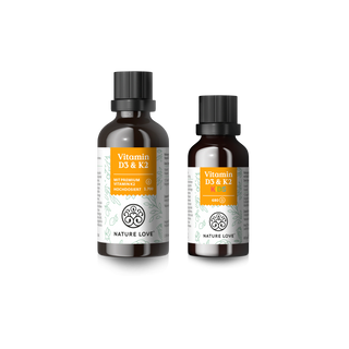 Zwei braune Glasflaschen mit weißem Etikett zeigen "Vitamin D3/K2 - Family Set" der Marke Nature Love mit orangefarbenen Akzenten und einem kreisförmigen Logo vor einem schlichten weißen Hintergrund.