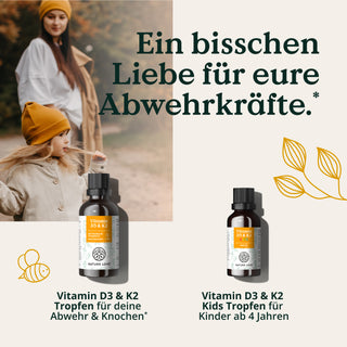 Eine Frau und ein Kind in herbstlicher Kleidung gehen im Freien spazieren; darunter befinden sich Nature Love Vitamin D3/K2 - Family Set Tropfen für Erwachsene und Kinder mit Produktinformation in deutscher Sprache.
