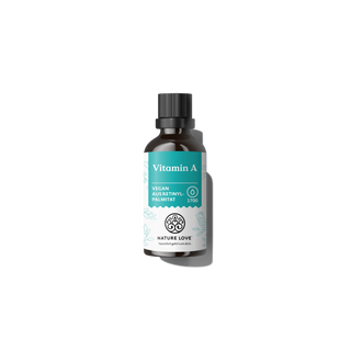 Vor einem weißen Hintergrund steht eine braune Flasche „Nature Love Vitamin A Tropfen“ mit einem türkisfarbenen Etikett und einem schwarzen Verschluss, die zur Unterstützung der Sehkraft entwickelt wurde.
