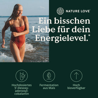 Eine Frau im Bikini schwimmt im Wasser, umgeben von der natürlichen Schönheit ihrer Umgebung, und strahlt Liebe für Nature Love's Vitamin B12 500 µg Tropfen aus.