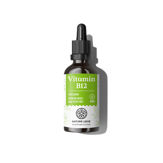 Eine braune Tropfflasche aus Glas mit der Aufschrift „Vitamin B12 Tropfen“ von Nature Love, die bioaktives Vitamin B12 (Methylcobalamin) enthält, vor einem schlichten weißen Hintergrund.