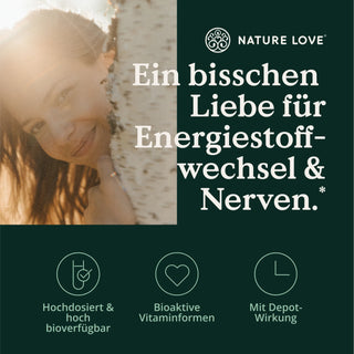 Eine Frau steht vor einem Baum mit einem Schild mit der Aufschrift „Nature Love Vitamin B12 500 µg Tabletten“.