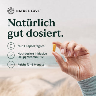 Eine Frau hält eine Tablette mit der Aufschrift „Vitamin B Komplex Kapseln“ und „Nature Love“ in der Hand, die für Bioverfügbarkeit und Energie wirbt.
