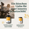 Ein Kind und ein Erwachsener mit „Nature Love Vitamin C“ – Nahrungsergänzungsmittel im Familien-Set für beide; der deutsche Text hebt die Unterstützung des inneren Schutzschildes hervor.