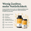 Zwei Flaschen des „Vitamin C – Familien-Sets“ von Nature Love mit einem Text, der deren Eigenschaften als allergenfrei, vegan, gentechnikfrei und ohne Zusatzstoffe hervorhebt, auf weißem Hintergrund mit Symbolen und Blättern.